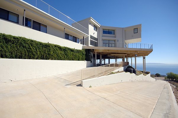 MO2032 LR006 1024x1024 - Modern High Tech home for Filming