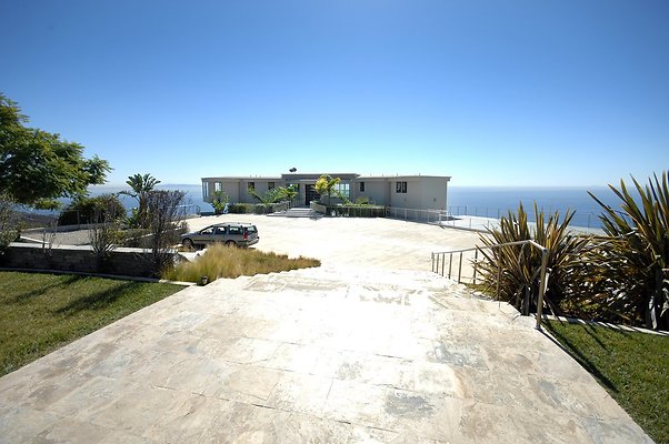 MO2032 LR004 1024x1024 - Modern High Tech home for Filming