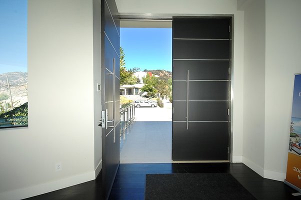 MO2032 LR010 1024x1024 - Modern High Tech home for Filming