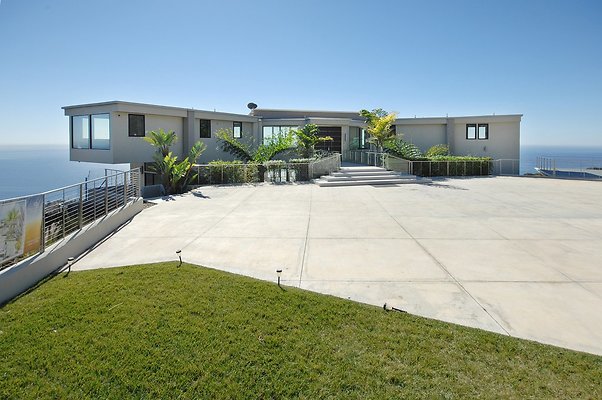 MO2032 LR002 1024x1024 - Modern High Tech home for Filming