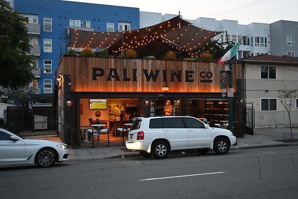 3002 India and Hawthorne Pali Wine CO